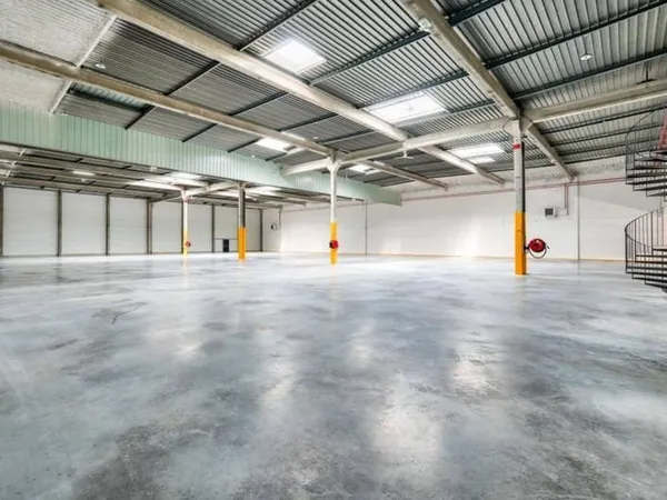 Local d'activité 2750 m²