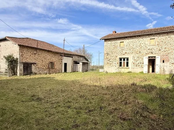 Maison à potentiel avec grange, proche de Brigueuil