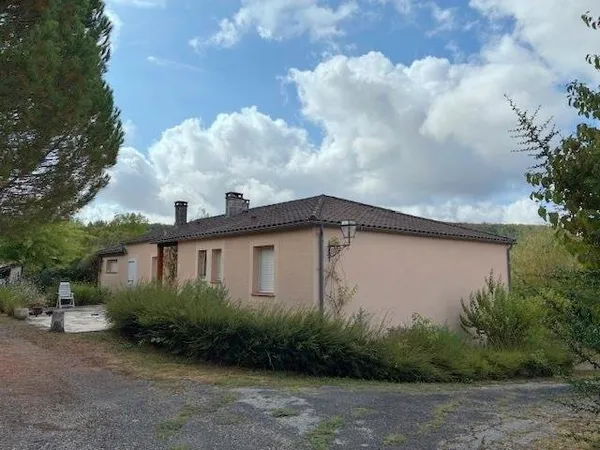 Maison traditionnelle avec jardin.
