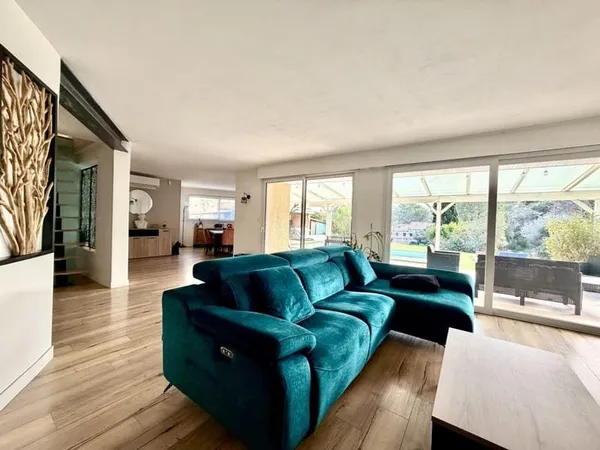 VILLA FAMILIALE 200 M² AVEC PISCINE ET DEPENDANCE - POULX