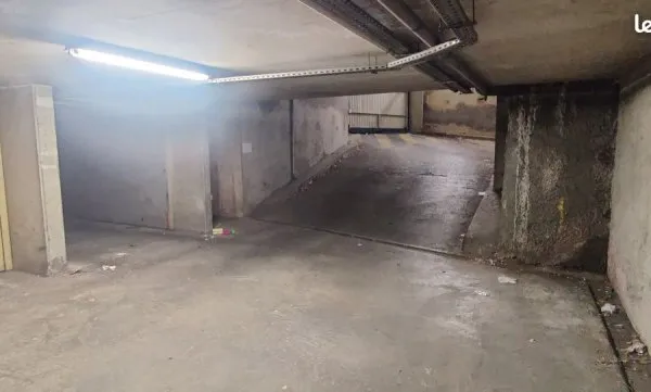 Garage box sécurisé fermé 1 place Caluire Grande rue Saint Clair