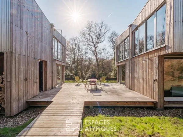 Maison d'architecte éco-conçue et son atelier indépendant à deux pas du centre-bourg