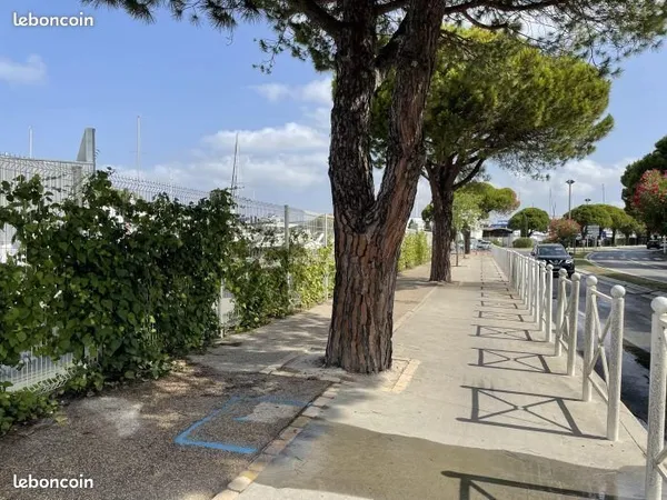 Appontement, place de port, anneau