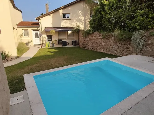 Maison de village avec jardin
