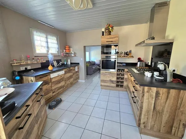 APPARTEMENT 5 PIECES 94.13 m2 GARAGE ET TERRAIN PRIVATIF 190000 EUROS