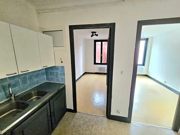 Studio à rénover NANCY, petite copropriété, faibles charges.