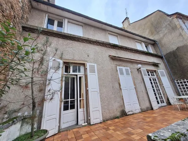 Centre ville Saint Céré - Maison type 7 avec ancien local pr