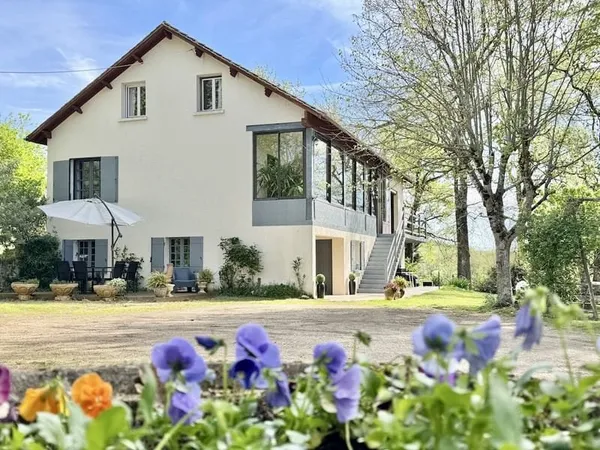 Grande maison familiale (211 m2) avec potentiel professionnel et vaste atelier (250 m2)