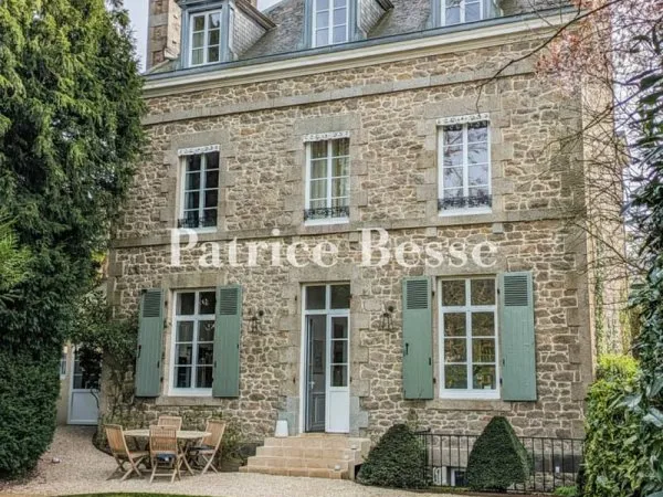À Dinan, à deux pas du centre historique, une maison bourgeoise du 19e s. Rénovée et son parc de plu