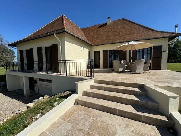 Maison entièrement rénovée avec 5 chambres et 5 salles de bains offrant une vue magnifique