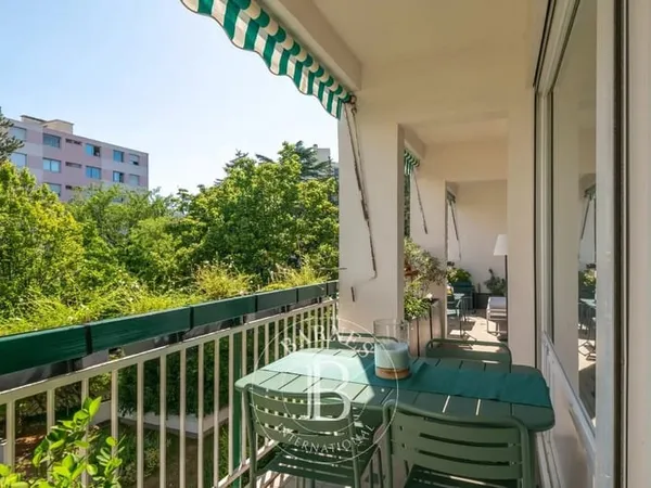 Lyon 5 - Point du Jour - Appartement de 148 m² environ- balcon de 15 m² - 2 caves - un parking en so