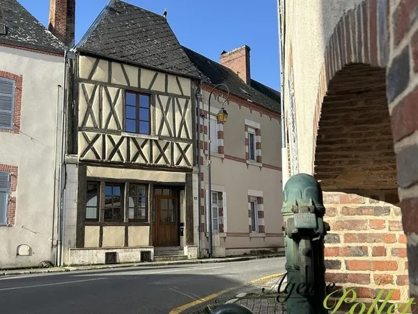 Maison ancienne avec courette, atelier, cave
