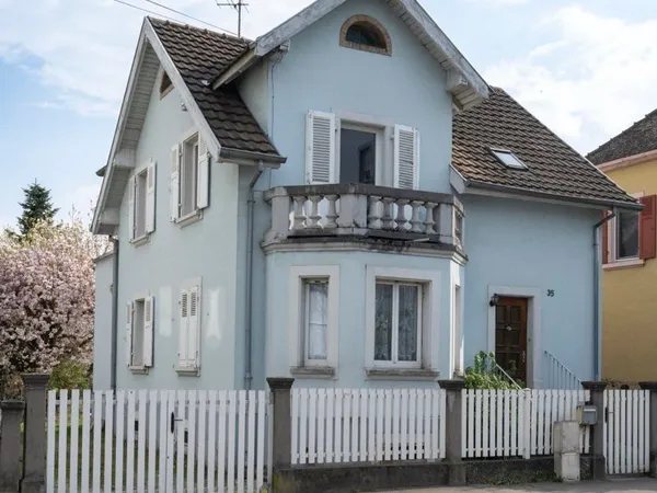 Maison de ville à rénover - Centre de Saint-Louis - 6,5 ares, grand jardin