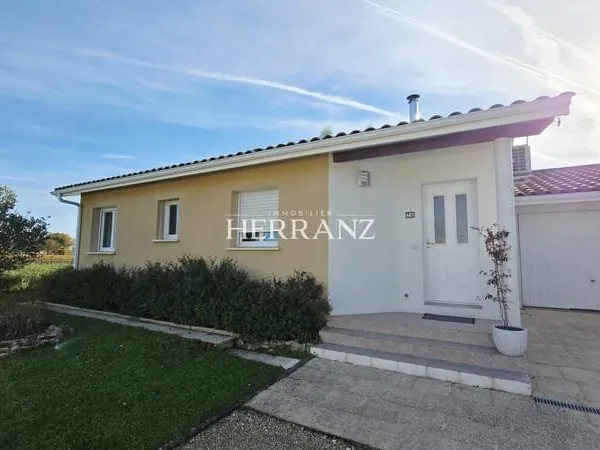 Maison contemporaine de 2010 avec jardin et garage