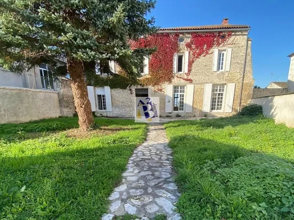Maison de 300 m2 à Angouleme en hôtel particulier remarquable