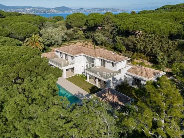 REF 264 : LES PARCS DE SAINT-TROPEZ - MAGNIFIQUE PROPRIETE NEUVE