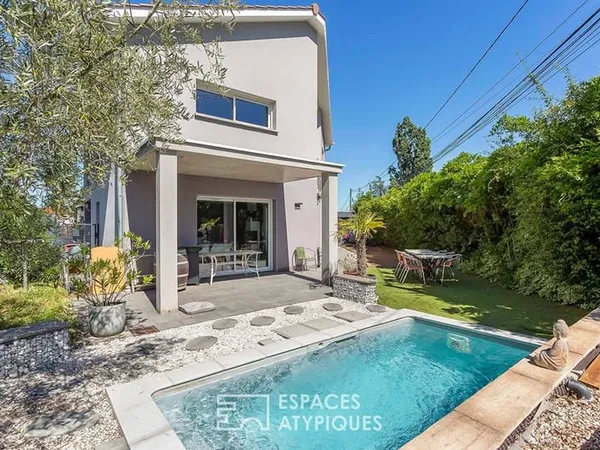 Maison contemporaine avec jardin et piscine