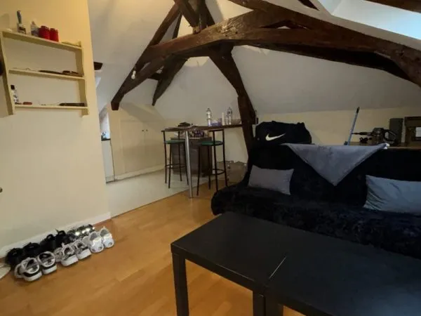 À LOUER APPARTEMENT SEMI-MEUBLÉ MANSARDÉ 21,20 M2 CENTRE