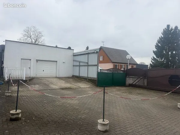 Hall a louer avec parking et Bureau