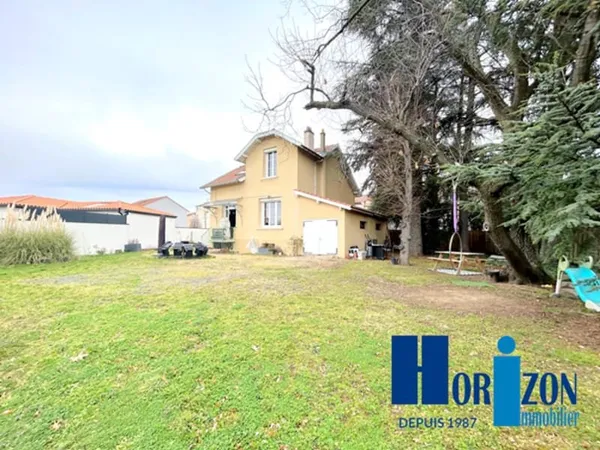 VEAUCHE CENTRE BELLE MAISON AVEC GRAND TERRAIN PLAT