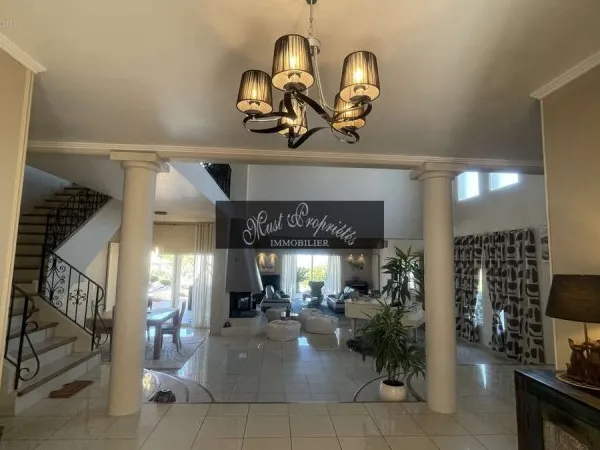 Villa de prestige de 370 m2 à 15 minutes des plages.