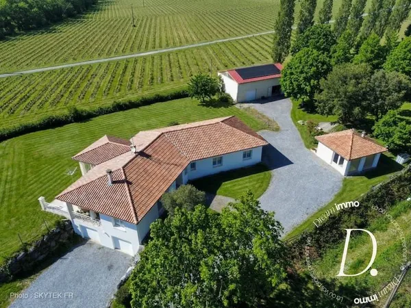 Maison familiale lumineuse avec dépendances et belles prestatio