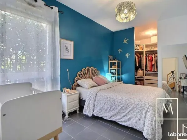 Duplex 91m2 comme une petite maison avec jardin arboré - tram ligne 5 à deux pas