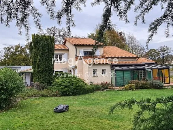 Bel espace en pelouse, plan d'eau, Piscine, Sauna, Spa