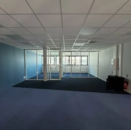 Local 76 m²