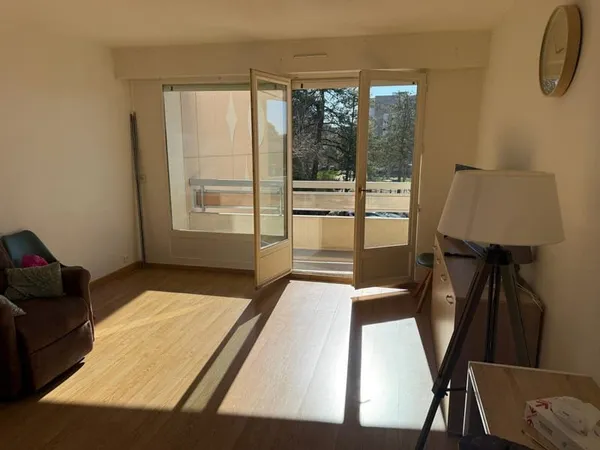 Appartement T2 de 49 m2, proche commerce, gare etc...