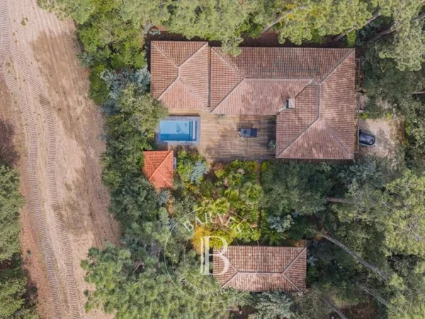 PROPRIÉTÉ AVEC DÉPENDANCES ET PISCINE DANS LE VILLAGE L'HERBE, S