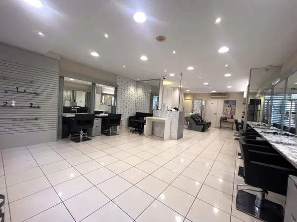 Local commercial Idéal pour salon de coiffure - Centre-Ville, Rue Piétonne.