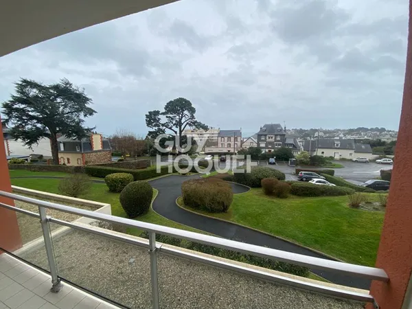 À louer ? Studio meublé avec balcon, parking et accès plage à pied