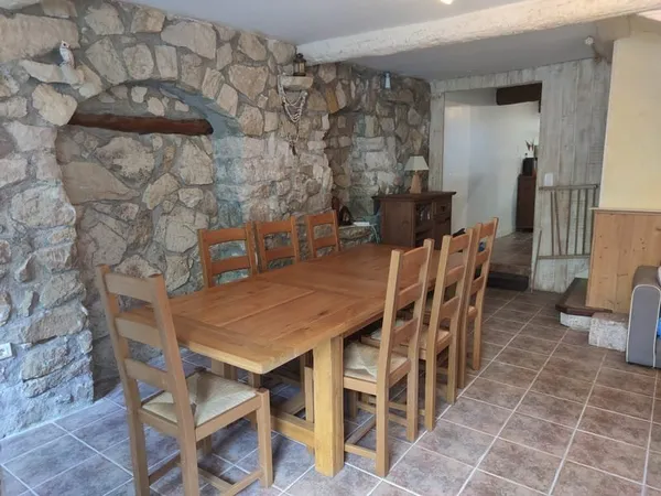 MAISON DE VILLAGE FAMILIALE AVEC COUR COEUR DE PEYRIAC-DE-M