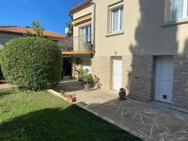 Maison avec grand garage et jardin arboré - proche commodités !