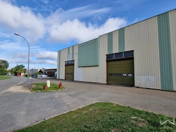 Entrepôt 550m2 associé à 150m2 de bureaux - Proche A13