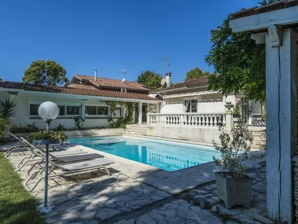 Maison 7 pièces 243 m²