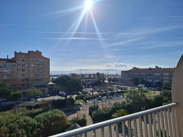APPARTEMENT 2 PIECES en DUPLEX - TERRASSES-PARKING- VUE MER