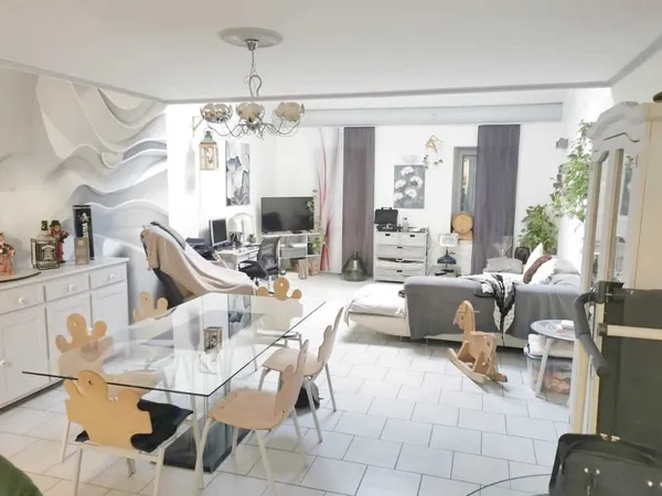 VALREAS , local commercial de 75 m2 et appartement de 135 m2