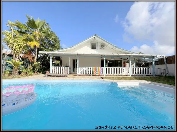 A VENDRE A KOUROU (GUYANE FRANCAISE) UNE MAGNIFIQUE VILLA T5 (R+1) de 130 m² - TERRAIN DE 473 m² - A