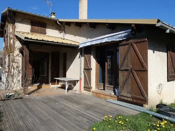 MAISON AVEC 3 APPARTEMENTS ET UN ENTREPOT