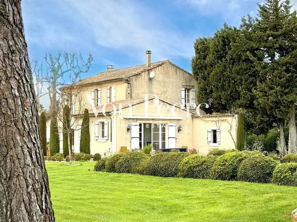 Mas ancien entre Avignon et Saint Rémy de Provence avec 5 chambres, jardin et piscine