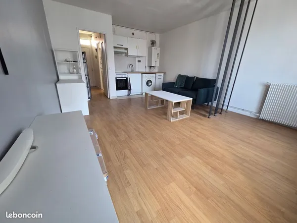 STUDIO TRAVERSANT 1er étage sur 2 REFAIT A NEUF 33M2 + BALCON