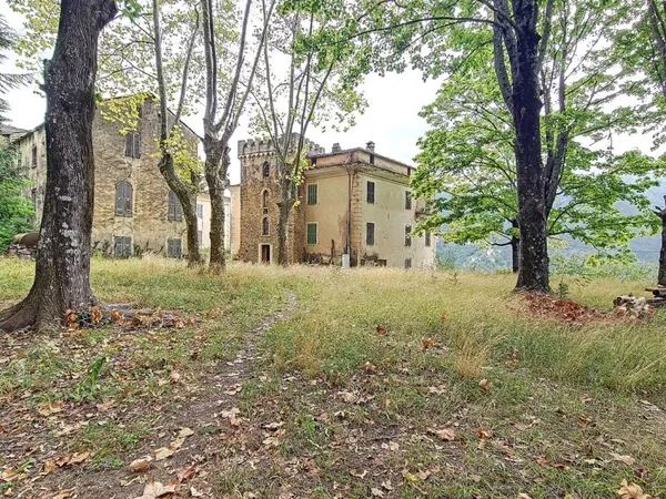 Maison 83 pièces 1700 m²