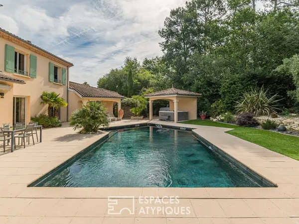 Villa d'inspiration méditerranéenne avec dépendance, piscine et vue