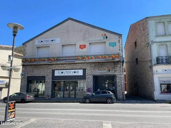 Bel immeuble commercial de rapport avec enseigne d'optique