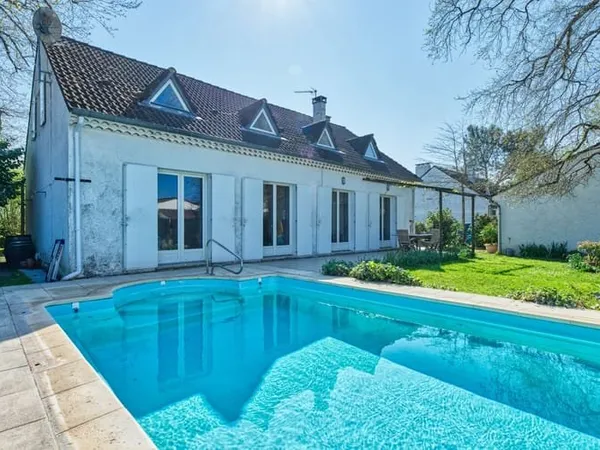Studio 5 pièces 192 m²