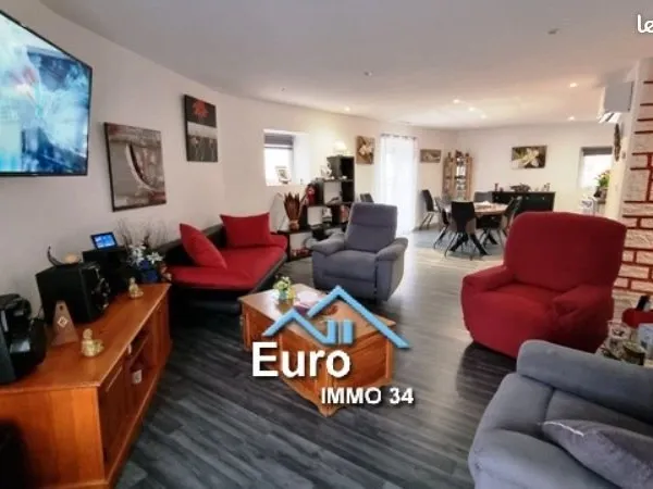 Maison de village offrant 100 m² habitable avec grand garage