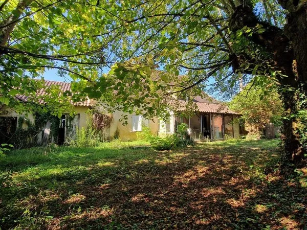 Maison perigordine en pierres à renover avec dépendances et terrain d'env 5000m2