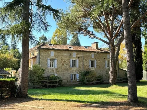 Superbe ensemble immobilier comprenant deux grandes maisons, deux piscines et dépendance sur un terr